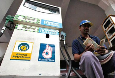 गुजरात ने पेट्रोल-डीजल पर घटाया 4 फीसदी VAT, 67.03 रुपये लीटर मिलेगा पेट्रोल