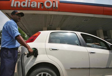 पेट्रोलियम पदार्थ जल्द ही आ सकते हैं GST के दायरे में, सरकार ने दिया संकेत