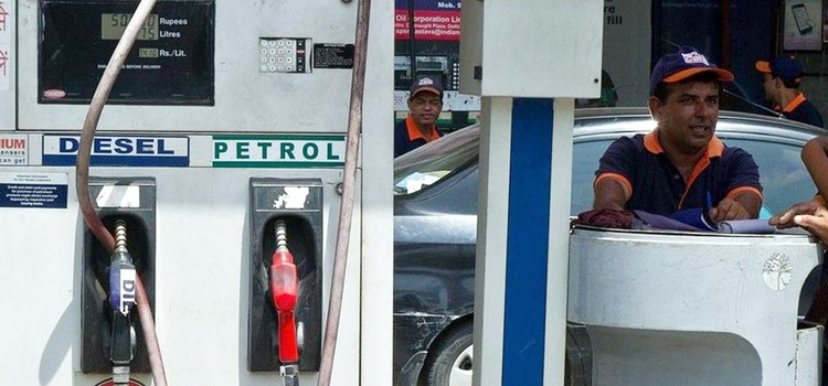 85 रुपए होने वाला है पेट्रोल का दाम, जानिए एक महीने में कितना महंगा हुआ!